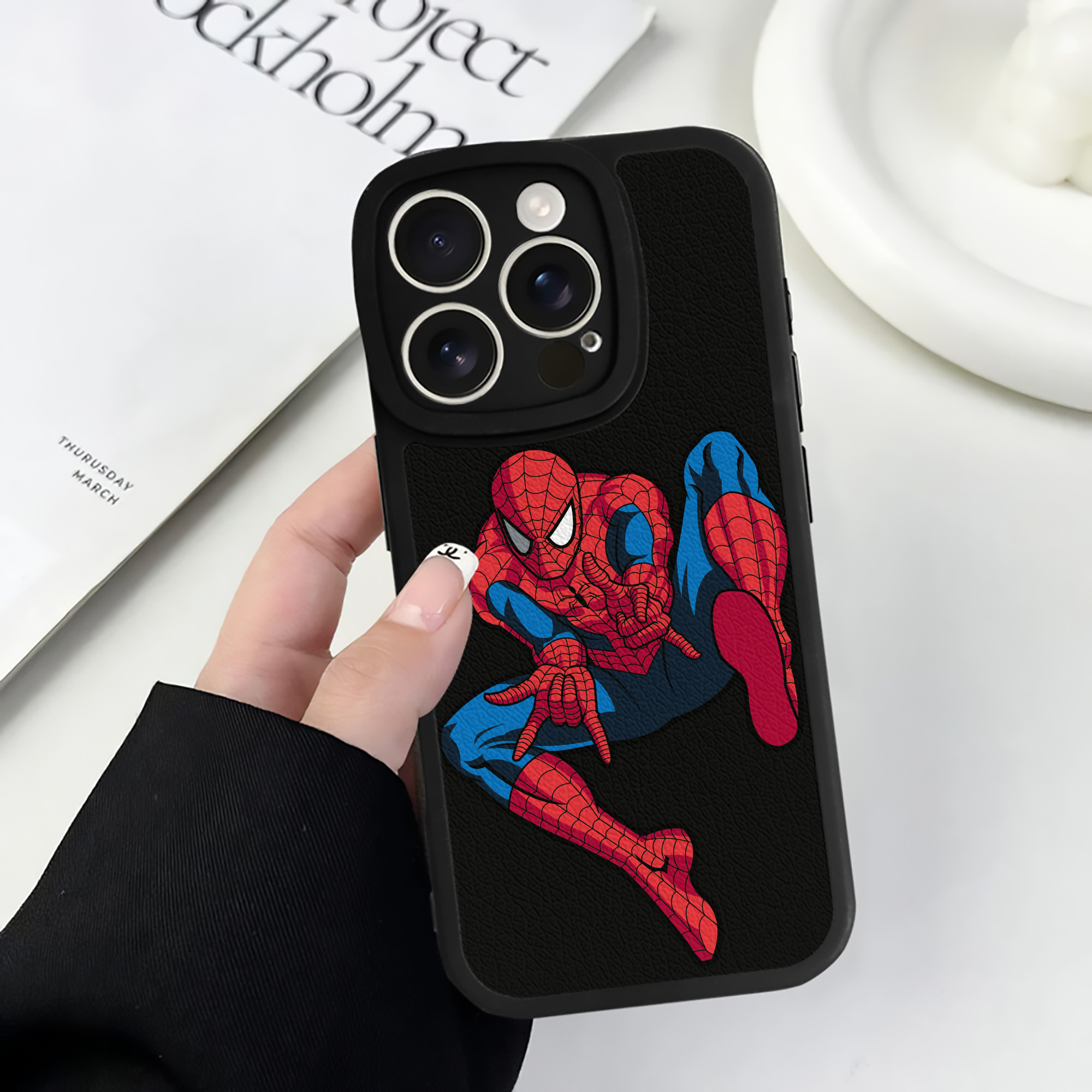 （画像用） アベンジャーズ The Avengers 【iPhone 16シリーズ対応】シリコンスマホケース（レザー調） 材質：シリコン
